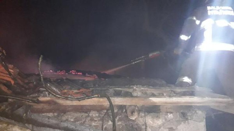 Engelli kardeşlerin yaşadığı ev yanarak küle döndü