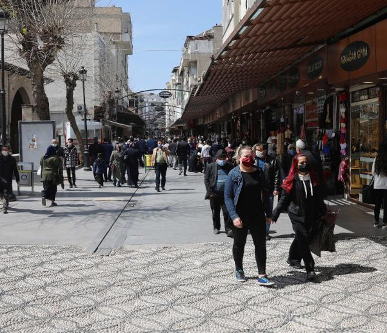 Çok yüksek riskli Gaziantepte çarşılar doldu taştı