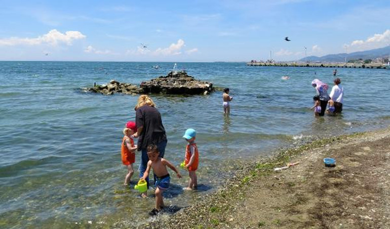 Yüzerek gidilen kayalıklara, sular çekilince yürüyerek çıktılar