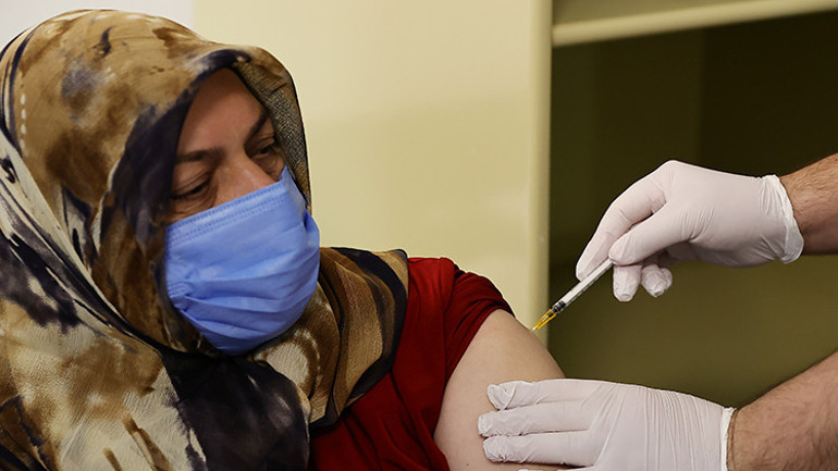 BioNTech aşısı Türkiyede uygulanmaya başlandı... İşte merak edilen farklar