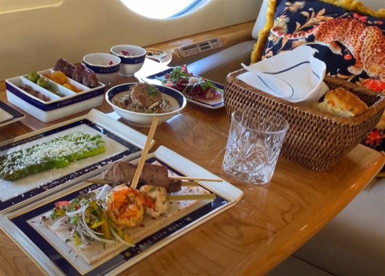 Dubaili şirketten ilginç hizmet Gökyüzünde iftar açmanın bedeli 18 bin dolar...