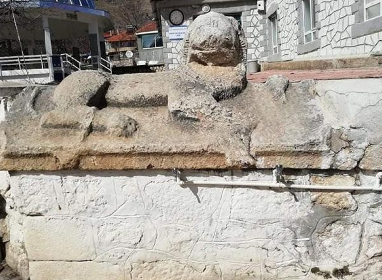 Tepki yağdı, Roma duvarına takılan plastik çeşme kaldırıldı