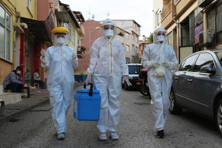 Kapı kapı dolaşarak koronavirüsün izini sürüyorlar | Beyaz tulumlu kahramanlar anlatıyor