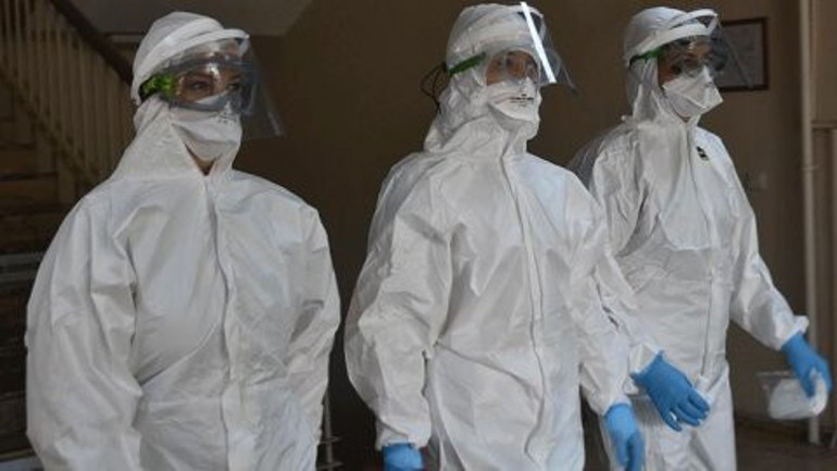 Kapı kapı dolaşarak koronavirüsün izini sürüyorlar | Beyaz tulumlu kahramanlar anlatıyor