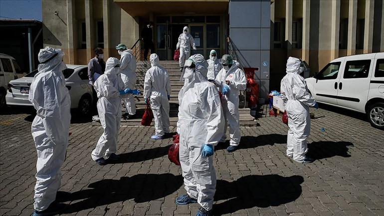 Kapı kapı dolaşarak koronavirüsün izini sürüyorlar | Beyaz tulumlu kahramanlar anlatıyor