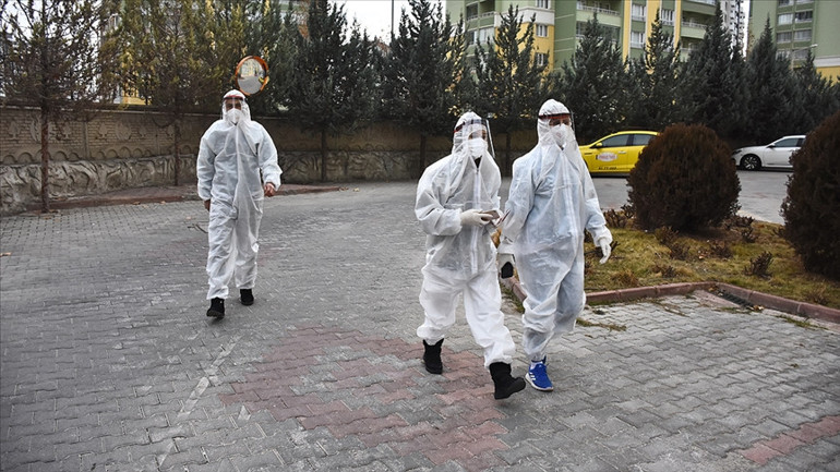 Kapı kapı dolaşarak koronavirüsün izini sürüyorlar | Beyaz tulumlu kahramanlar anlatıyor