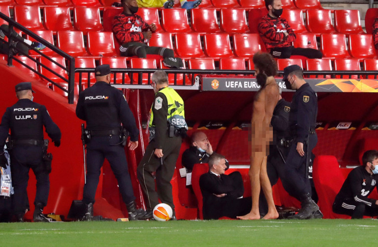 Granada-Manchester United maçında davetsiz misafir Bir anda çıplak bir şekilde sahaya daldı