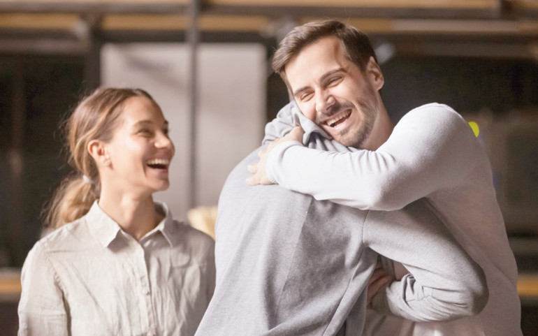 Muhabbetle sarılmak