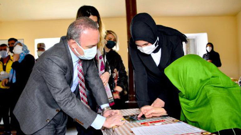 Kadın muhtar, köyünde hemcinsleri için okuma yazma kursu açtırdı