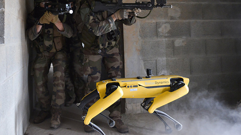 Korkulan senaryo gerçek oldu: İşte Boston Dynamicsin robot köpeğinin yeni işi