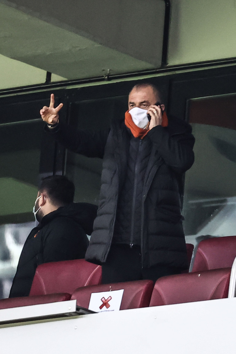 Galatasaray - Karagümrük maçında dikkat çeken fotoğraf Fatih Terim telefonla...