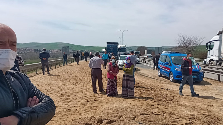 Son dakika... TEMde kum yüklü TIR, otomobilin üstüne devrildi Yol tamamen kapandı