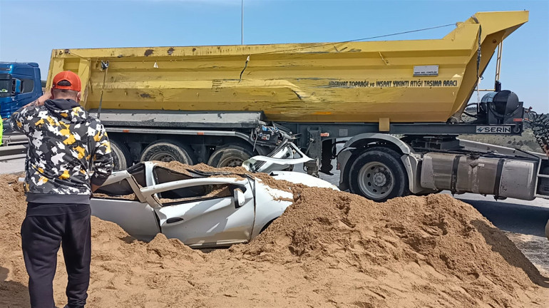 Son dakika... TEMde kum yüklü TIR, otomobilin üstüne devrildi Yol tamamen kapandı