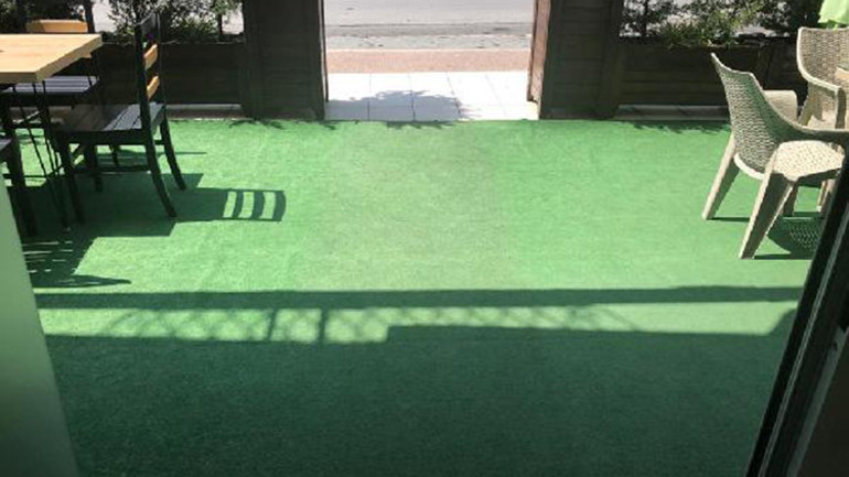 Kuaför önündeki halının çalınma anı kamerada