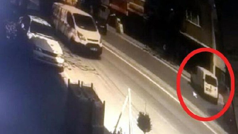 Hafif ticari araç berber dükkanına girdi: 2 yaralı