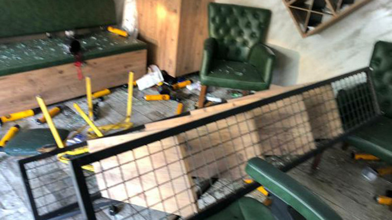 Hafif ticari araç berber dükkanına girdi: 2 yaralı
