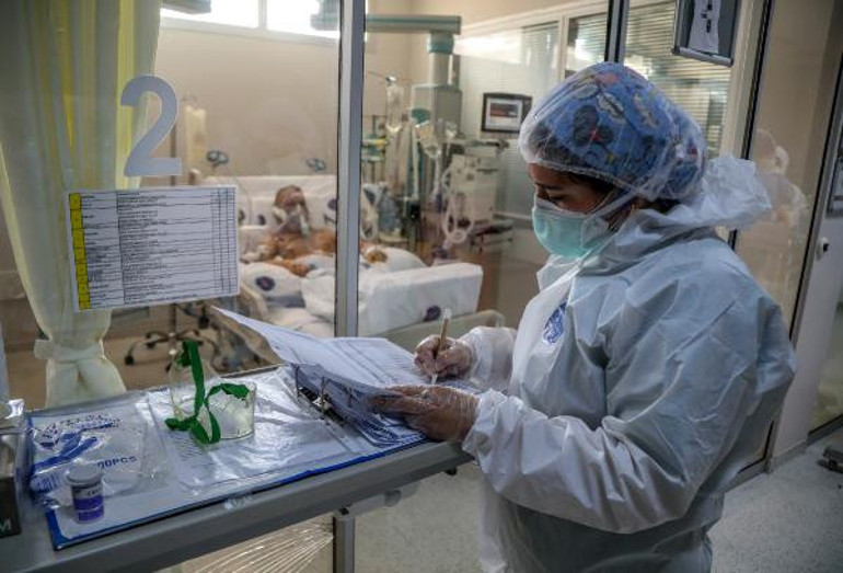 Koronavirüs yoğun bakımında kırmızı alan görüntülendi Hasta yaşı 30lara indi...