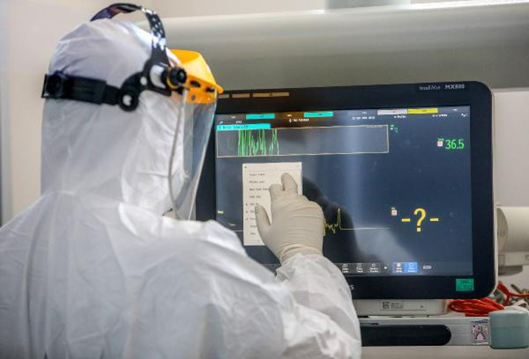 Koronavirüs yoğun bakımında kırmızı alan görüntülendi Hasta yaşı 30lara indi...