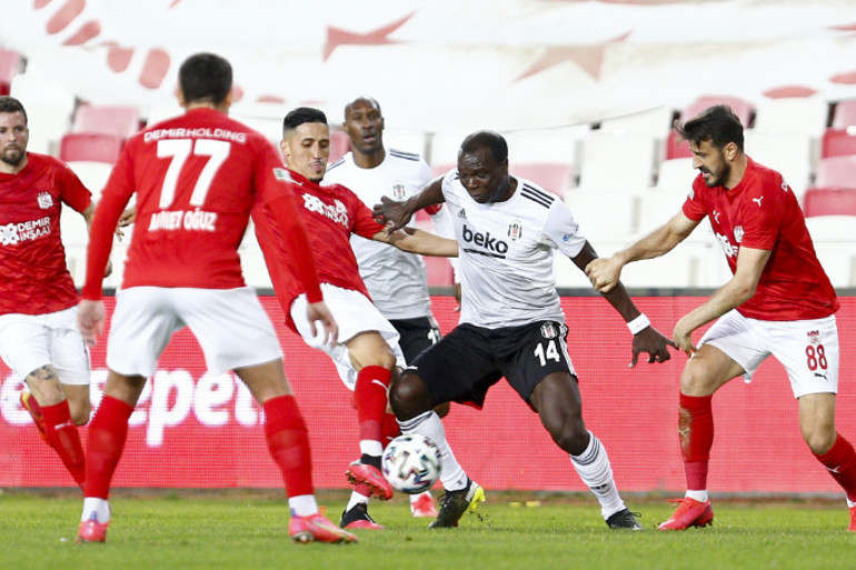Beşiktaş - Sivasspor maçına damga vuran penaltı pozisyonları Fırat Aydınus oyunu devam ettirdi