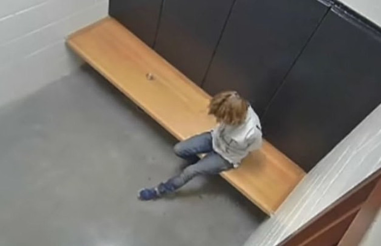 ABDde polis şiddeti bitmiyor: Yaşlı kadını acımasızca dövdüler