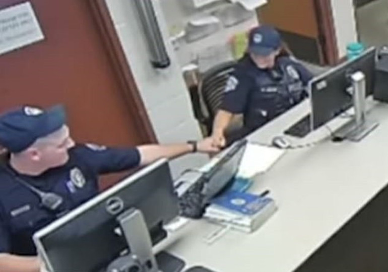 ABDde polis şiddeti bitmiyor: Yaşlı kadını acımasızca dövdüler