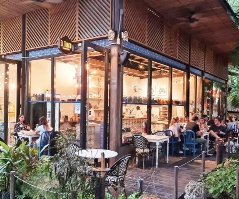 Yazlık evi beach club oldu