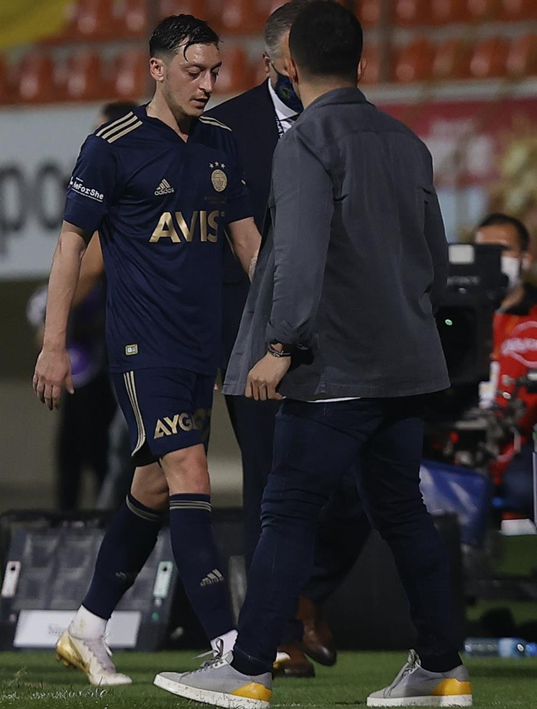 Alanyaspor - Fenerbahçe maçı sonrası çok konuşulan eleştiri Mesut Özil ve Luiz Gustavo...