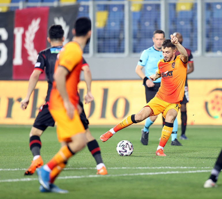 Terim şapkadan tavşan çıkarmalı