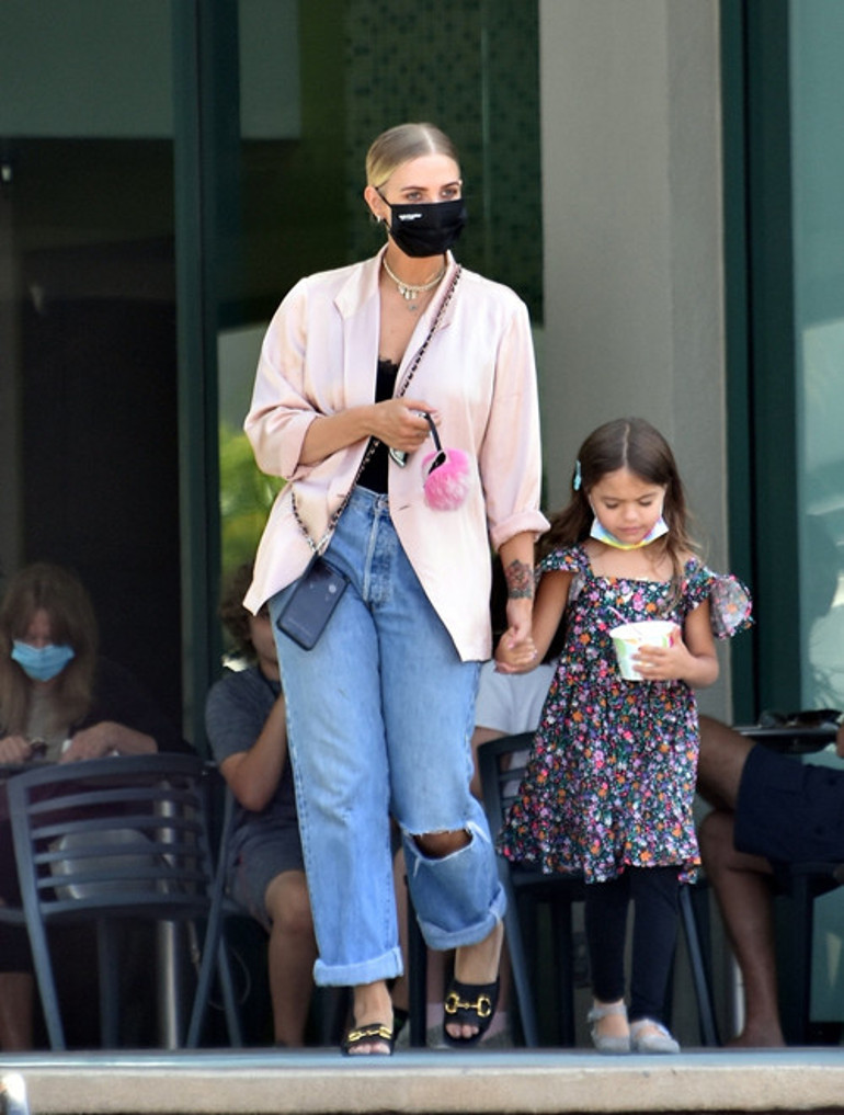 Annelik işte: Ünlü oyuncu oğluna bir köşe başında böyle dondurma yedirdi