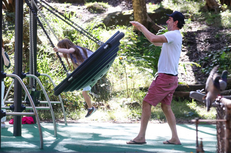 Annelik işte: Ünlü oyuncu oğluna bir köşe başında böyle dondurma yedirdi