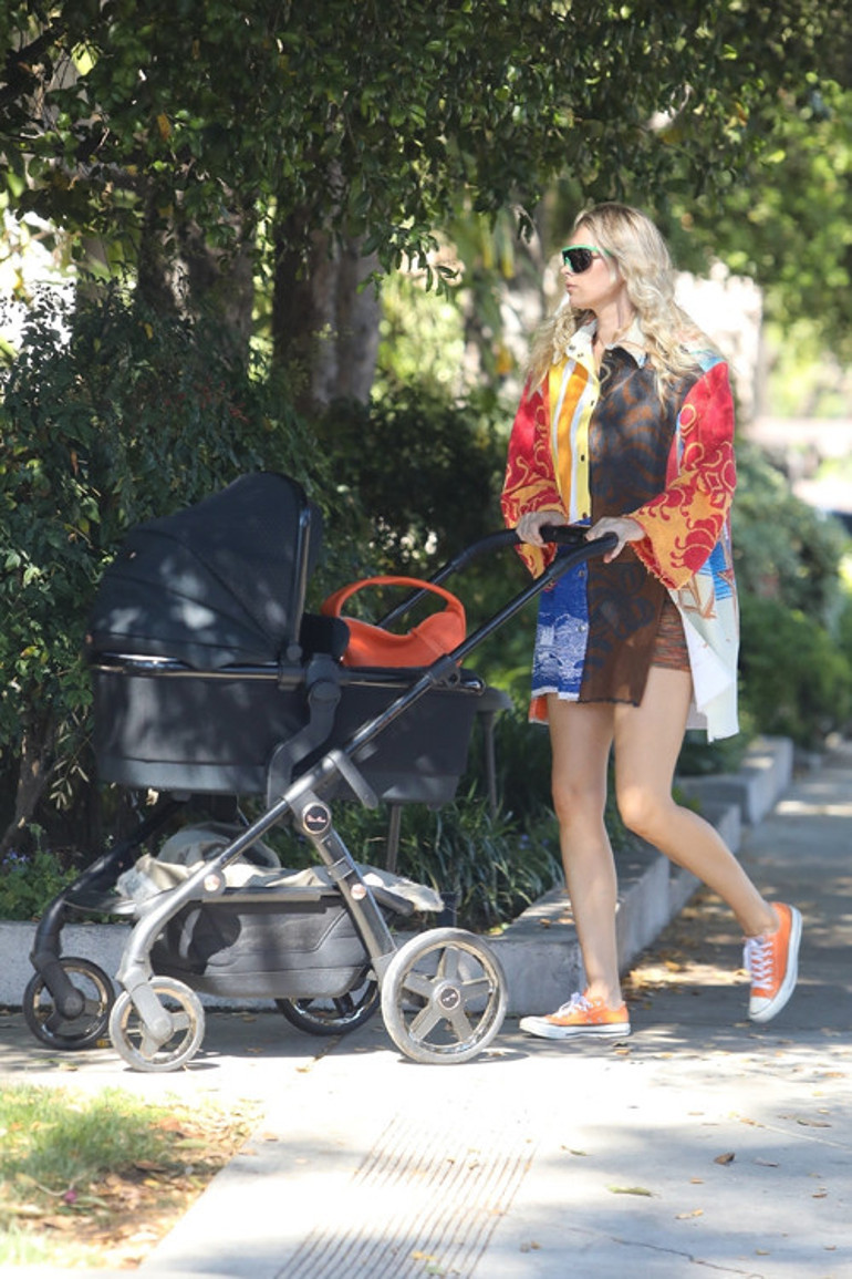 Annelik işte: Ünlü oyuncu oğluna bir köşe başında böyle dondurma yedirdi