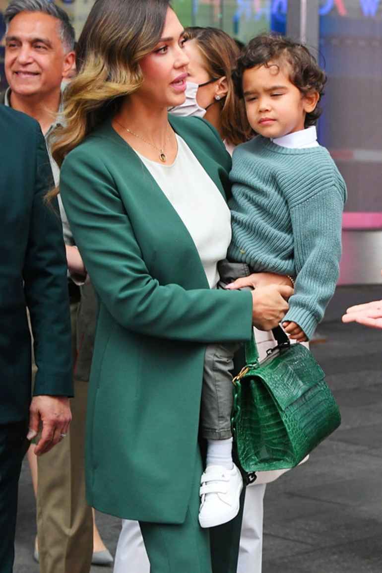 Annelik işte: Ünlü oyuncu oğluna bir köşe başında böyle dondurma yedirdi