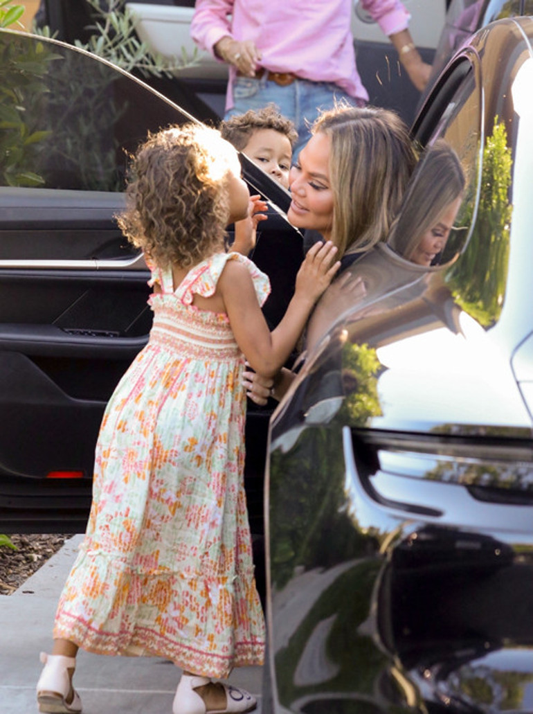 Annelik işte: Ünlü oyuncu oğluna bir köşe başında böyle dondurma yedirdi