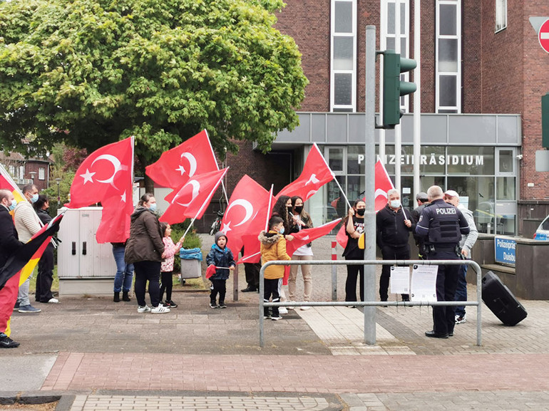 Almanya’da Türkler, polis şiddetini protesto etti