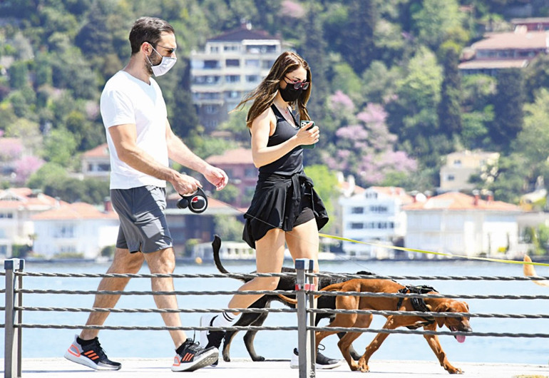 Merve Oflaz ve sevgilisi Allan Hakko sahil turunda