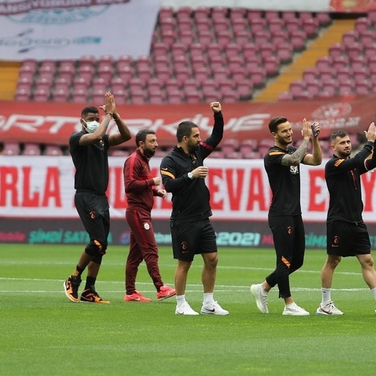 Galatasaray - Yeni Malatyaspor maçı öncesi emniyet güçleri sıkı güvenlik önlemleri aldı Türk Telekom tribünlerinden ilk görüntüler...