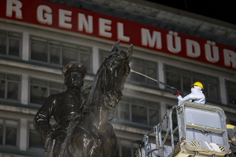 Zafer Anıtı temizlendi