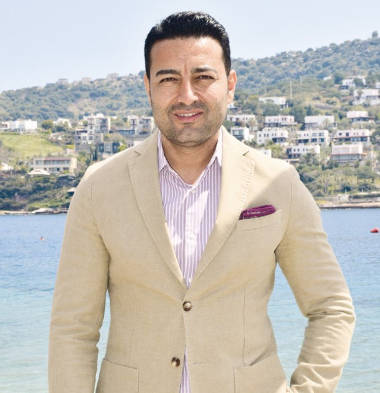 Afra Saraçoğlu ve Mert Yazıcıoğlu, Uskumruköye taşındı