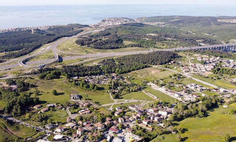 Afra Saraçoğlu ve Mert Yazıcıoğlu, Uskumruköye taşındı