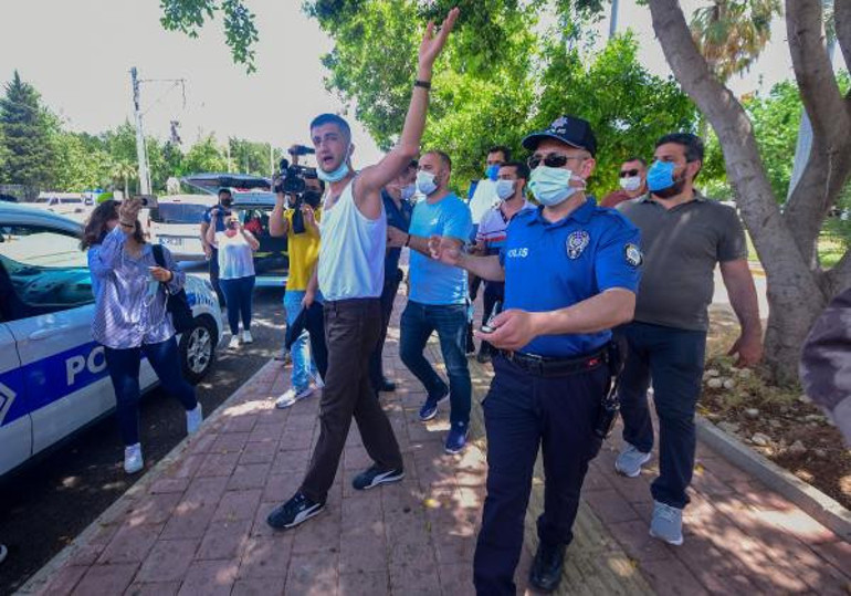 Antalyada hareketli dakikalar Büfeciden tahliyeyi önlemek için silahlı eylem