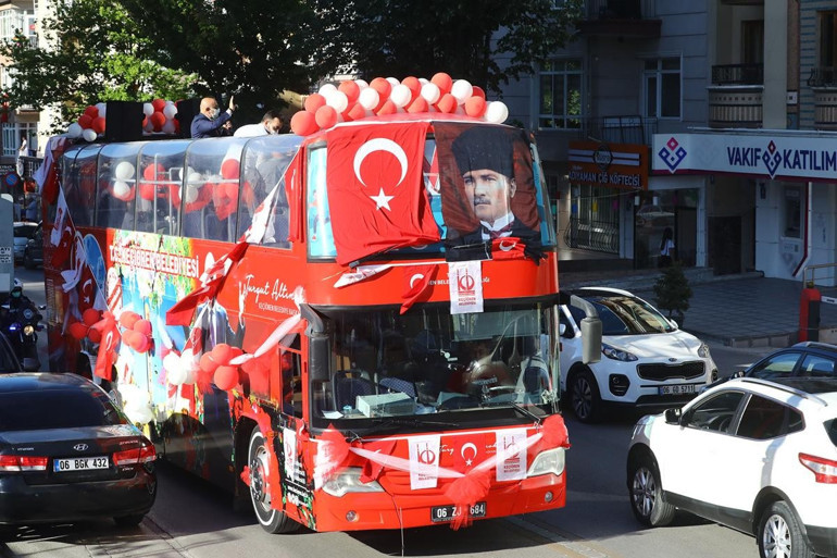 Büyük coşku evlere sığmadı