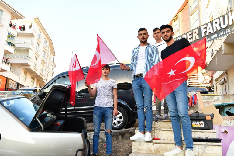 Büyük coşku evlere sığmadı