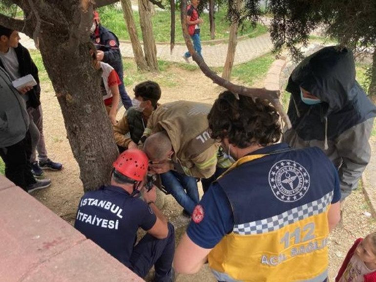 Oturduğu banka parmağı sıkışan genci, itfaiye kurtardı