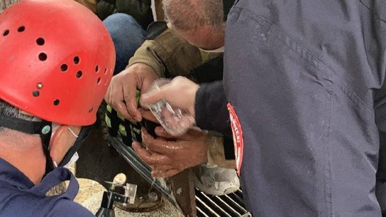 Oturduğu banka parmağı sıkışan genci, itfaiye kurtardı