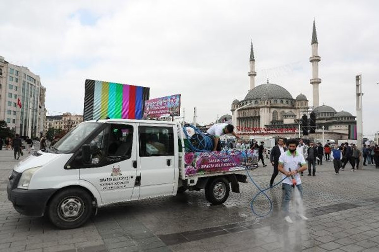 Son dakika: Taksim Camii ibadete açıldı Kalabalık meydana taştı