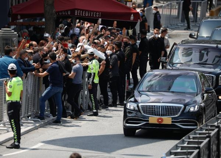 Son dakika: Taksim Camii ibadete açıldı Kalabalık meydana taştı