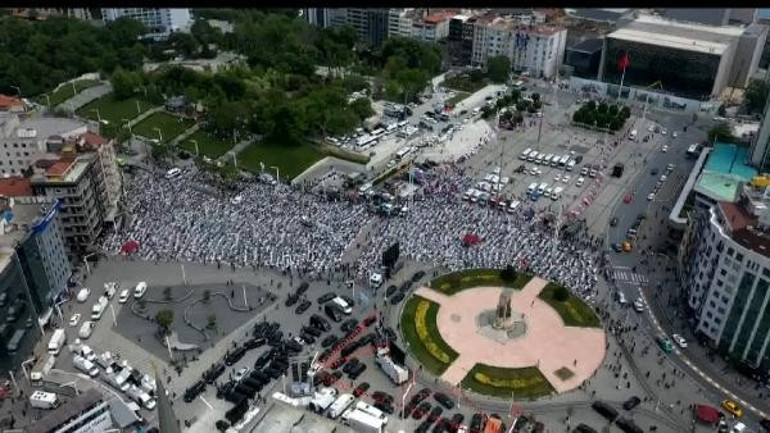 Son dakika: Taksim Camii ibadete açıldı Kalabalık meydana taştı