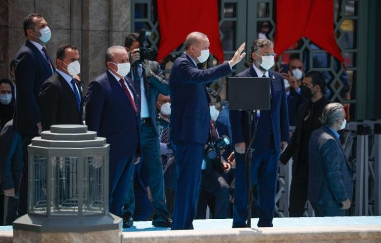 Son dakika: Taksim Camii ibadete açıldı Kalabalık meydana taştı
