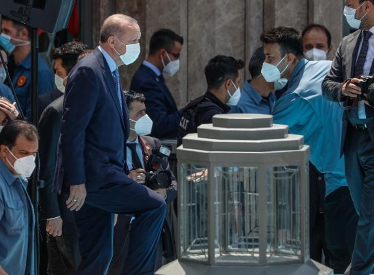 Son dakika: Taksim Camii ibadete açıldı Kalabalık meydana taştı