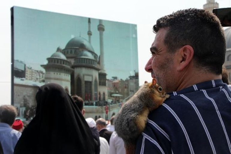 Taksim Camii açılışına sincabı ile geldi